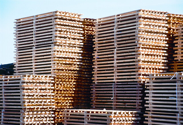 Bild von gestapelten Holzpaletten