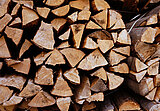 Linkziel: Link zum Beitrag mit dem Thema Ergebnisse der Brennholzversteigerung; Bildinhalt: aufgestapeltes Brennholz