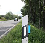 Linkziel: Link zum Beitrag mit dem Thema Wildtiere kreuzen wieder verstärkt die Fahrbahn ; Bildinhalt: Zusätzlicher Reflektor an Leitpfosten an einer Straße