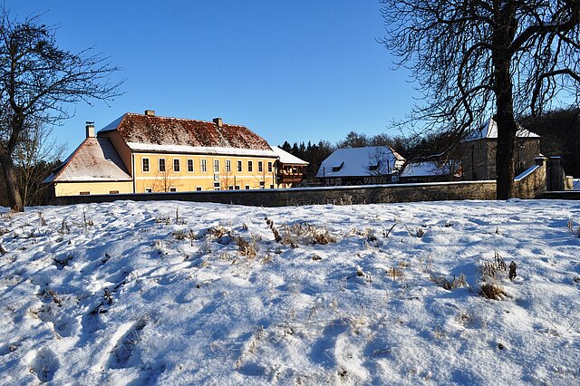 Forsthaus Willrode im Schnee bei Sonnenschein