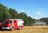Linkziel: Link zum Beitrag mit dem Thema Ernüchternde Waldbrandstatistik; Bildinhalt: Feuerwehrauto am Waldrand