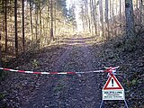 Linkziel: Link zum Beitrag mit dem Thema ThüringenForst: Bitte Wegesperrungen beachten; Bildinhalt: Bild von einem gesperrten Waldweg mit Hinweisschild