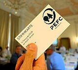 Linkziel: Link zum Beitrag mit dem Thema PEFC: Thüringen verteidigt Spitzenplatz; Bildinhalt: Jemand hält einen Stimmzettel mit dem PEFC Logo in die Kamera.