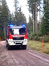 Linkziel: Link zum Beitrag mit dem Thema Waldbrandüberwachung 2024 gestartet; Bildinhalt: Feuerwehrauto im Wald