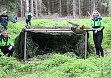 Linkziel: Link zum Beitrag mit dem Thema Schwedenhühner stärken Thüringer Auerhuhnpopulation; Bildinhalt: Ein importiertes Auerhuhn wird im Wald ausgewildert.